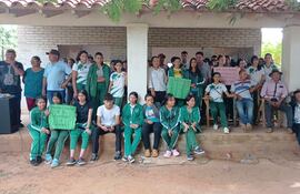 Estudiantes del Coelgio Nacional encadenados en medida de protesta contra la ley Hambre cero, que pretende tocar fondos del programa Fonacide.