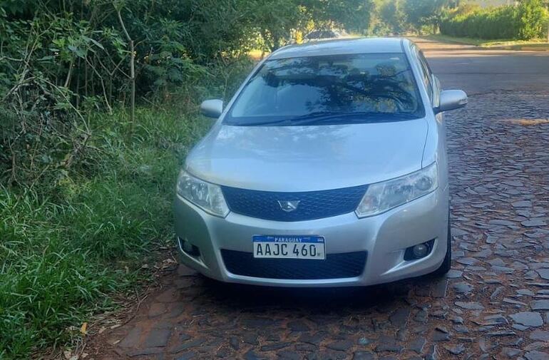 Automóvil plata sin personas, estacionado en un camino rural rodeado de vegetación en Paraguay.