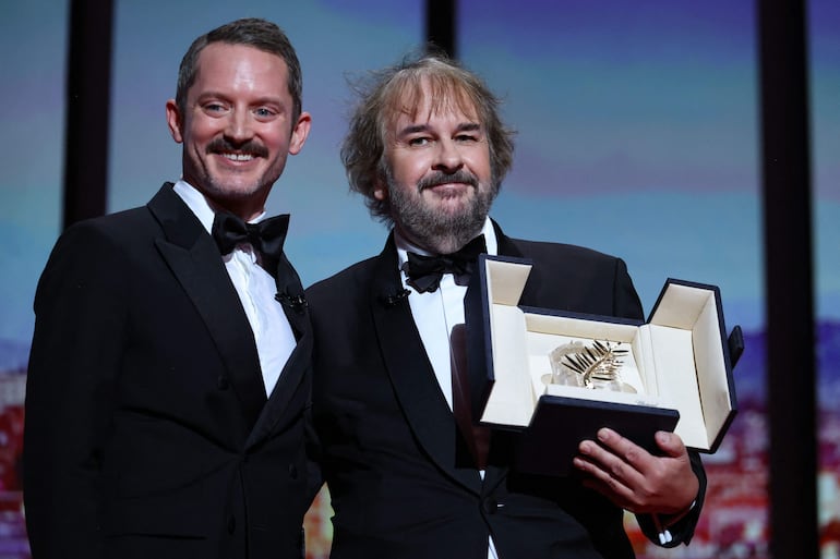 Peter Jackson y el actor Elijah Wood en Cannes.