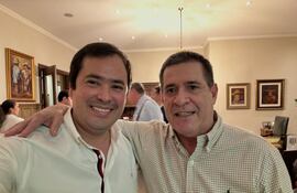 El diputado Rodrigo Gamarra abrazado a Horacio Cartes ayer en su residencia.