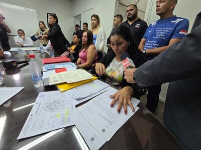 Liz Prieto, víctima de la mafia de los pagarés (primera a la derecha).