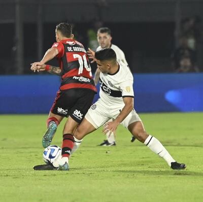 Marcos Gómez trata de impedir la salida de Giorgian de Arrascaeta