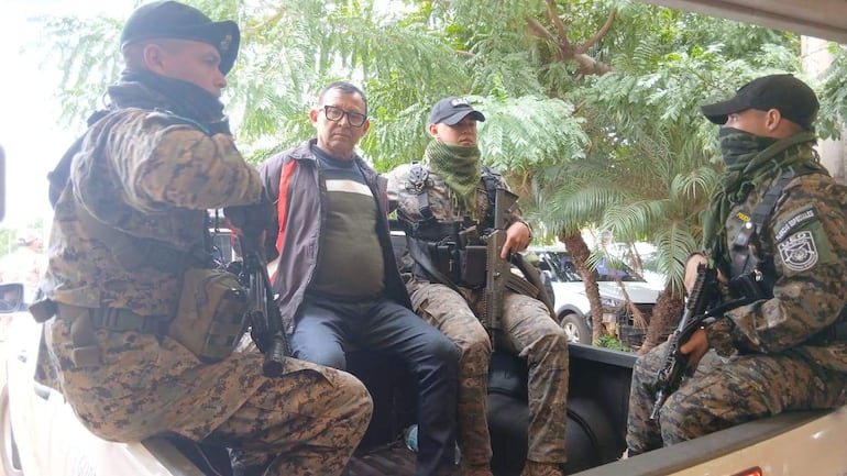 Elvio Benítez es escoltado por efectivos policiales y militares tras entregarse en Santa Rosa del Aguaray.