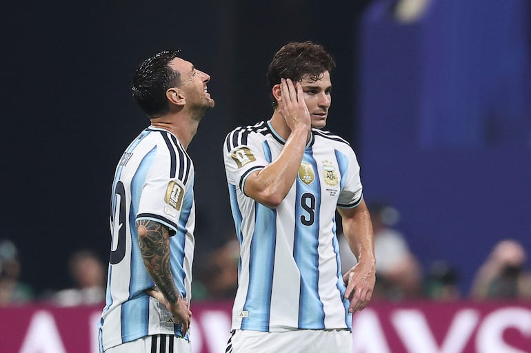Lionel Messi y Julián Álvarez intentan buscar explicación a lo sucedido en el primer tiempo, con la desventaja albiceleste.