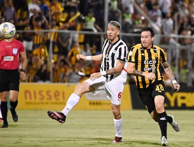 Álvaro Campuzano y Fernando Fernández en plena lucha por el balón