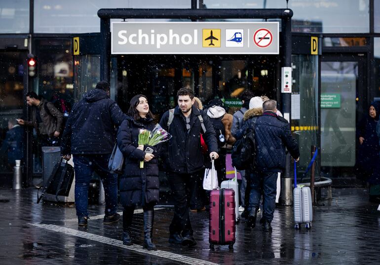 La nieve en Amsterdam ha paralizado las operaciones en el aeropuerto de Schiphol. 