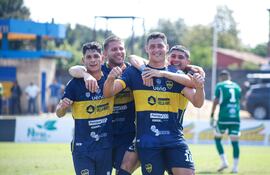 Los futbolistas del 12 de Junio celebran un gol en el partido frente a Encarnación FC por la fecha 27 de la División Intermedia 2025 en el estadio Facundo Deleón Fossati, en Villa Hayes, Paraguay.
