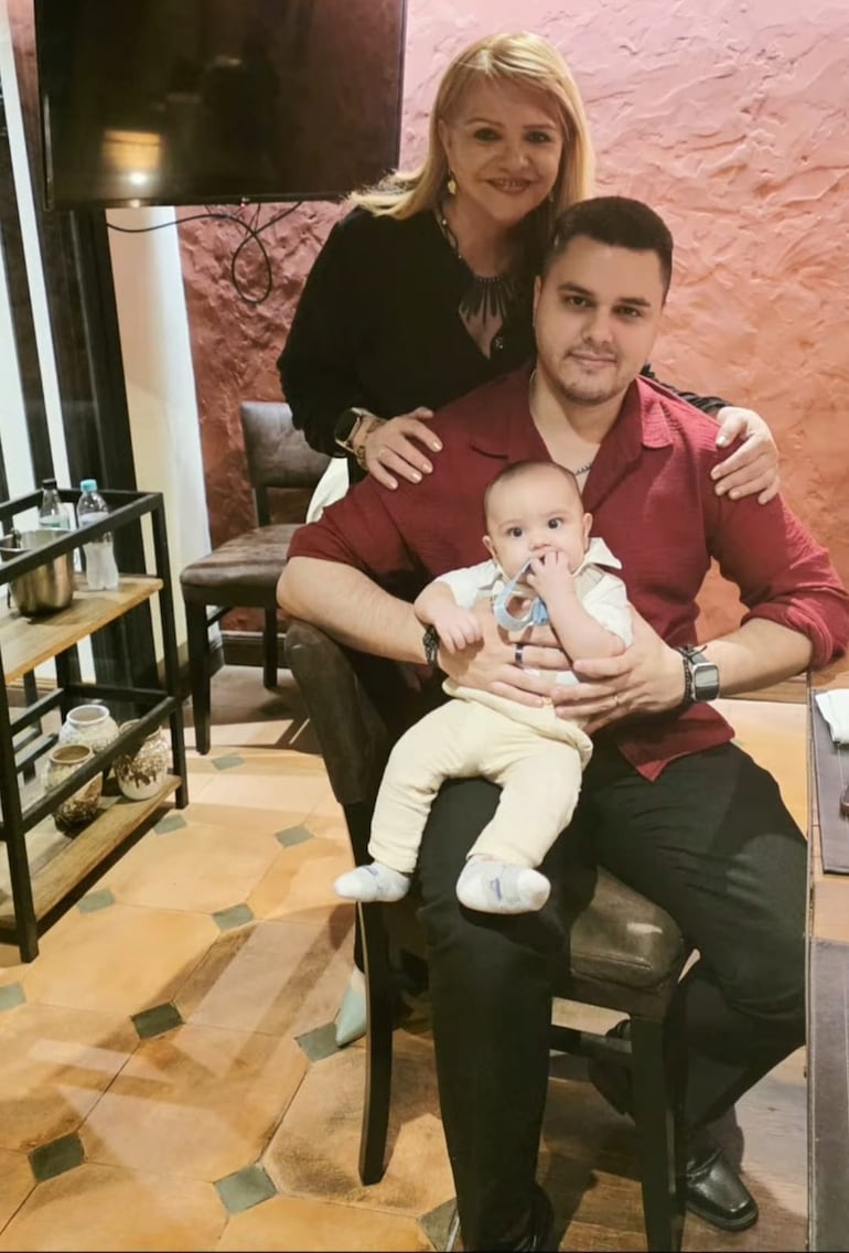 La conductora de Cardinal Romance, Adela Mercado, celebrando la vida de su hijo Cristian Fernández Mercado. (Instagram/Adela Mercado)