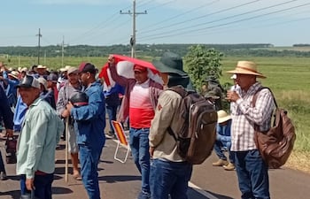 Los sesameros realizan cierres intermitentes de la ruta PY08 en el municipio de Gral. Resquín