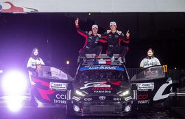 La dupla gala de Sébastien Ogier y Vincent Landais celebra la victoria en el rally japonés arriba del Toyota GR Yaris Rally1.
