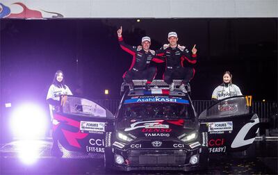 La dupla gala de Sébastien Ogier y Vincent Landais celebra la victoria en el rally japonés arriba del Toyota GR Yaris Rally1.