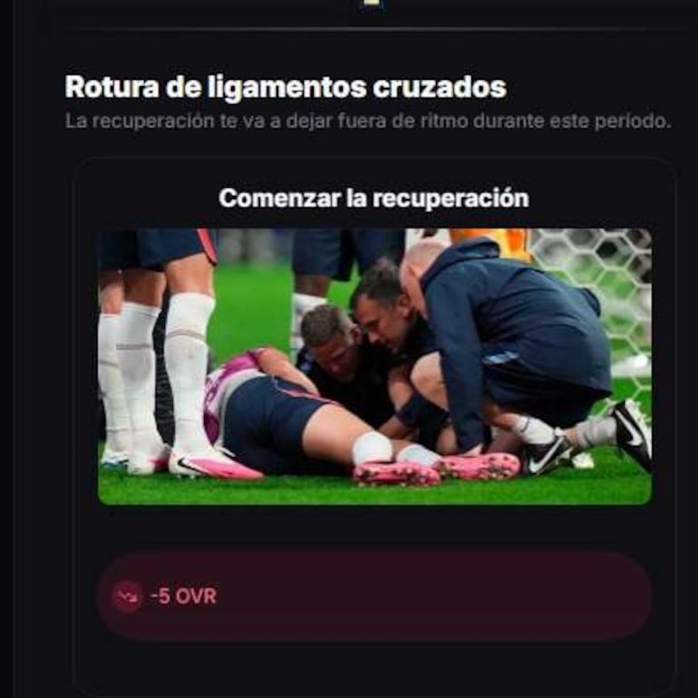 Jugador en el suelo con lesiones en la rodilla, rodeado de dos personas que lo asisten en un campo de juego.