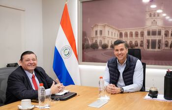 El presidente del Instituto Nacional de Desarrollo Rural y de la Tierra (INDERT), Francisco Ruiz Díaz conversa con el presidente de la República, Santiago Peña.