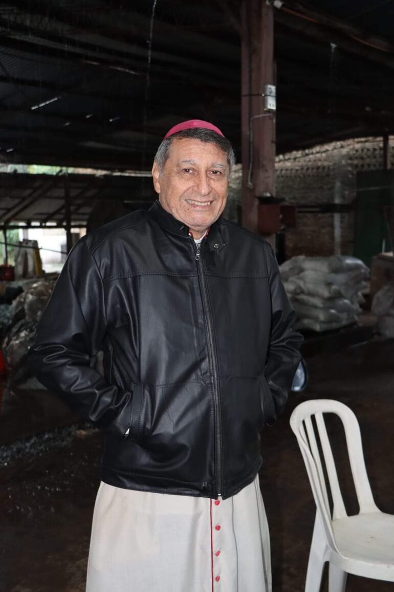 Mons. Valenzuela inició su visita pastoral en Eusebio Ayala dónde admiró el trabajo de los curtiembreros