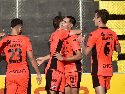 Gustavo Caballero recibe la felicitación de Juan Luis Alfaro. Su hermano, Juan Fernando,  se acerca.