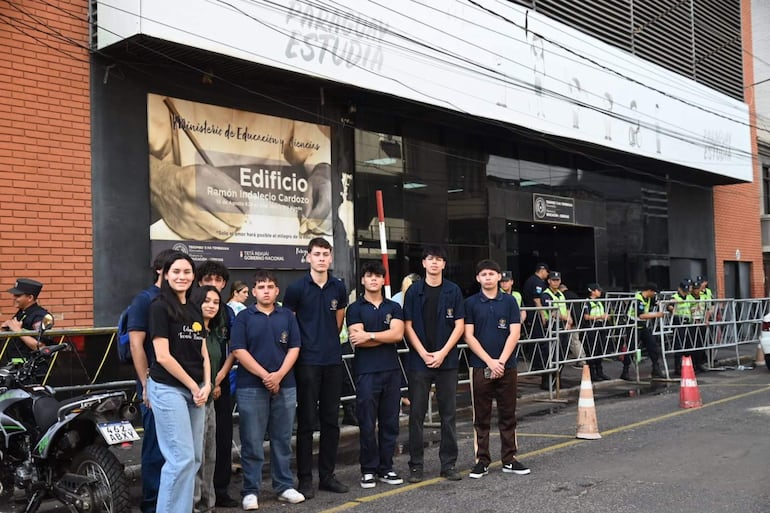 CTN: “todavía no toqué una máquina”, denuncia alumna en protesta frente al MEC