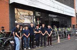 Jóvenes protestan frente al edificio del Ministerio de Educación y Ciencias, con policías al fondo.