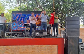 Hugo Velázquez, Mario Abdo Benítez y el diputado Juan Maciel, este sábado último en San Juan Nepomuceno, Caazapá.