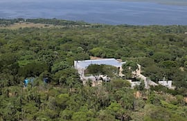 Imagen aérea de la mansión del presidente Santiago Peña en la cima de una de las serranías de las Cordilleras de los Altos. De fondo se tiene la imponente vista del emblemático lago Ypacaraí.