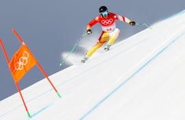 El vasco Adur Etxezarreta compite en la modalidad de descenso de esquí alpino en los Juegos Olímpicos de Invierno Pekín 2022, el lunes 7 de febrero, en la estación de esquí de Yanquin en Pekín, China.