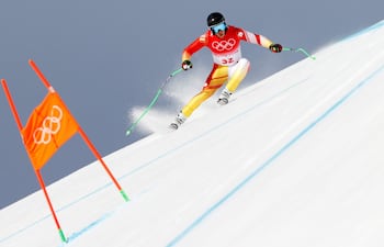 El vasco Adur Etxezarreta compite en la modalidad de descenso de esquí alpino en los Juegos Olímpicos de Invierno Pekín 2022, el lunes 7 de febrero, en la estación de esquí de Yanquin en Pekín, China.