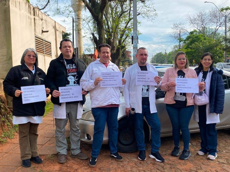 Médicos manifestantes en Villarrica reclaman mejores condiciones laborales y un reajuste salarial.