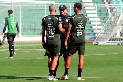 El seleccionador boliviano, Oscar Villegas (c), dirige un entrenamiento previo a los encuentros amistosos contra Paraguay y Argentina este martes, en Santa Cruz (Bolivia).