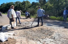 Otro año termina en la desidia del MOPC y, una vez más, pobladores humildes bachean rutas en San Pedro