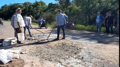 Otro año termina en la desidia del MOPC y, una vez más, pobladores humildes bachean rutas en San Pedro