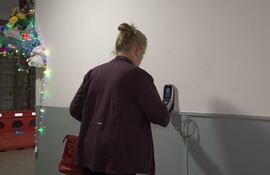 Funcionaria registra su ingreso a la Municipalidad de Asunción.