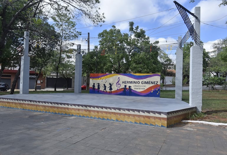 Una de las obras más importantes que hicieron los vecinos en la plaza Herminio Giménez es un mural y el escenario.