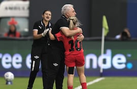 La paraguaya Ramona Martínez, futbolista de Libertad, celebra un gol con el entrenador Ramón Gómez en el partido frente a Deportivo Cali por la fecha 1 del Grupo D de la Copa Libertadores Femenina 2026 en el estadio Banco Guayaquil, en Quito, Ecuador.