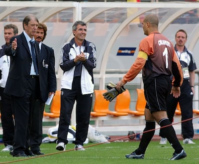 El portero de la selección paraguaya de fútbol, José Luis Chilavert realiza gestos al entrenador italiano de la albirroja, Cesare Maldini, durante el Mundial Corea-Japón 2022.