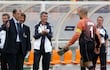 El portero de la selección paraguaya de fútbol, José Luis Chilavert realiza gestos al entrenador italiano de la albirroja, Cesare Maldini, durante el Mundial Corea-Japón 2022.