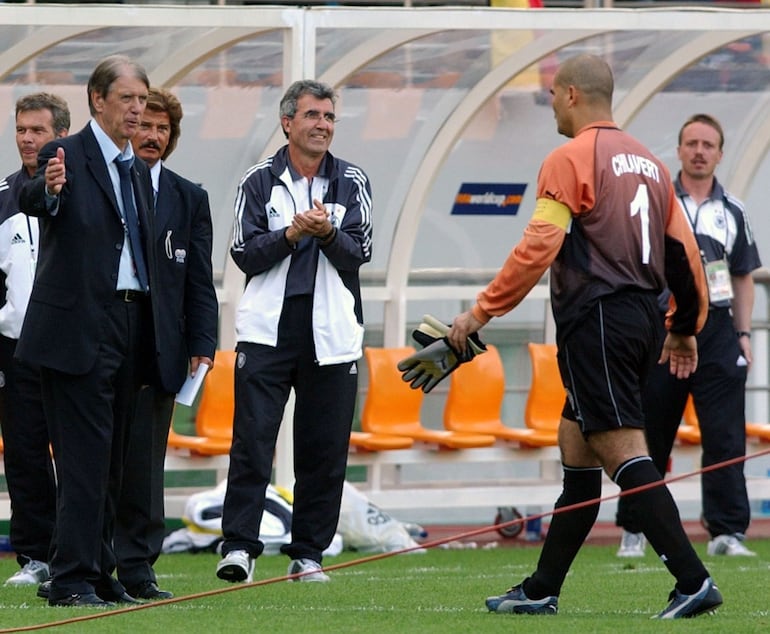 El portero de la selección paraguaya de fútbol, José Luis Chilavert realiza gestos al entrenador italiano de la albirroja, Cesare Maldini, durante el Mundial Corea-Japón 2022.