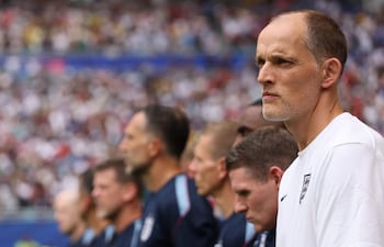 El director técnico de Inglaterra, Thomas Tuchel, observa hacia el frente antes de la final por el bronce de la Copa Mundial de la FIFA 2026 entre Francia e Inglaterra en el Miami Stadium, en Miami Gardens, Florida.