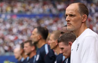 El director técnico de Inglaterra, Thomas Tuchel, observa hacia el frente antes de la final por el bronce de la Copa Mundial de la FIFA 2026 entre Francia e Inglaterra en el Miami Stadium, en Miami Gardens, Florida.
