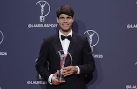 El tenista español Carlos Alcaraz posa con el galardón a Deportista del Año durante la gala de los premios Laureus World Sport 2026, los galardones más prestigiosos del deporte internacional, este lunes en el Palacio de Cibeles, en Madrid.