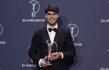 El tenista español Carlos Alcaraz posa con el galardón a Deportista del Año durante la gala de los premios Laureus World Sport 2026, los galardones más prestigiosos del deporte internacional, este lunes en el Palacio de Cibeles, en Madrid.