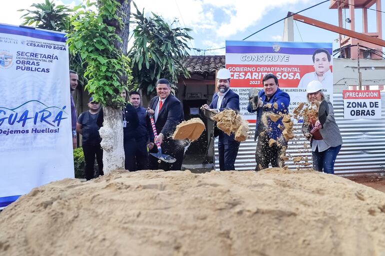 El director de la Penitenciaría, Darío "Kiko" Cristaldo, ministro de justicia, Rodrigo Nicora, gobernador de Guairá, César Sosa y la supervisora del área engargada de la escuela del penal, Sonia Vargas.
