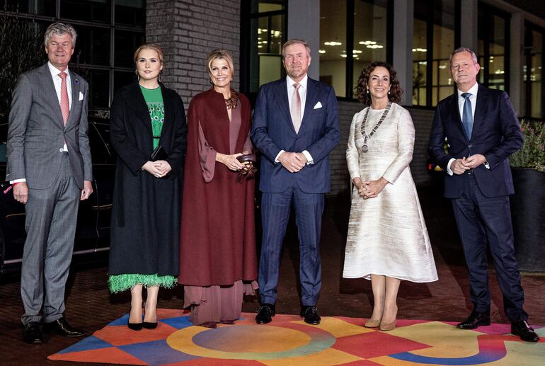El rey holandés Guillermo Alejandro, la reina Máxima y la princesa Catalina Amalia fueron recibidos por la alcaldesa de Ámsterdam, Femke Halsema, a su llegada para la Celebración Nacional de los 750 años de Ámsterdam. (EFE/EPA/RAMON VAN FLYMEN)