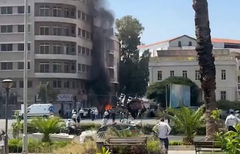 Al menos 18 personas, entre ellas cuatro agentes de policía, resultaron heridas este martes en dos explosiones registradas cerca del Ministerio de Turismo, en el centro de Damasco, coincidiendo con la visita oficial del presidente francés, Emmanuel Macron, a la capital siria.