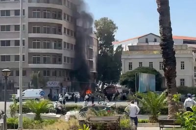 Al menos 18 personas, entre ellas cuatro agentes de policía, resultaron heridas este martes en dos explosiones registradas cerca del Ministerio de Turismo, en el centro de Damasco, coincidiendo con la visita oficial del presidente francés, Emmanuel Macron, a la capital siria.