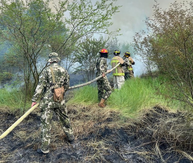 Uniformados combaten el fuego en la estancia que pertenecería a la familia Denis.