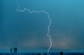 Imagen ilustrativa: un rayo cae sobre la ciudad.