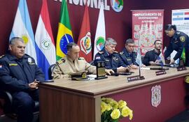 Autoridades policiales de la Triple Frontera durante el acto de esta mañana en Ciudad del Este.