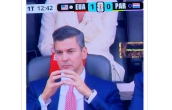 Captura del presidente Santiago Peña durante el debut de la Albirroja en el mundial del Fútbol.