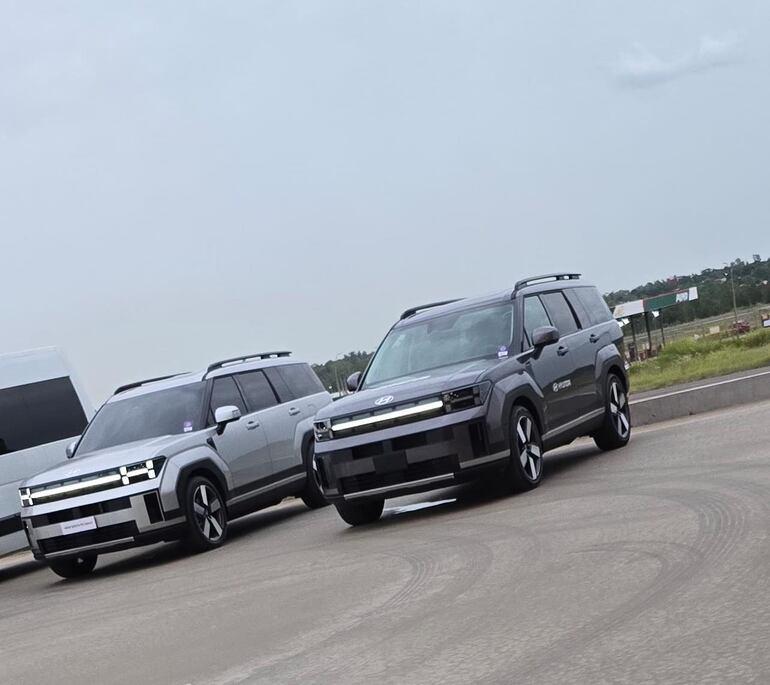 Camioneta blindada en la que se desplazó Shakira tras su arribo a Paraguay.