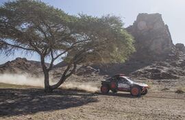 El piloto español Carlos Sainz y su copiloto Lucas Cruz durante la décima etapa del Dakar, con final en Al Ula, este miércoles.