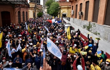 A fuerza de protestas, docentes han obtenido privilegios.